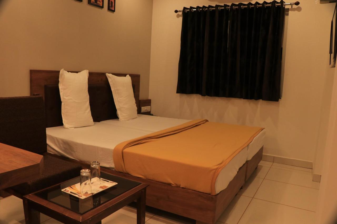 Hotel Viraj Residency Bhuj Eksteriør billede