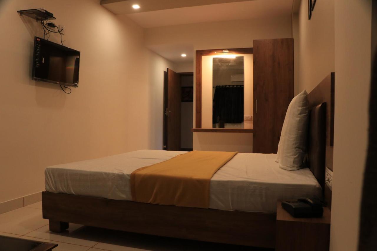 Hotel Viraj Residency Bhuj Eksteriør billede